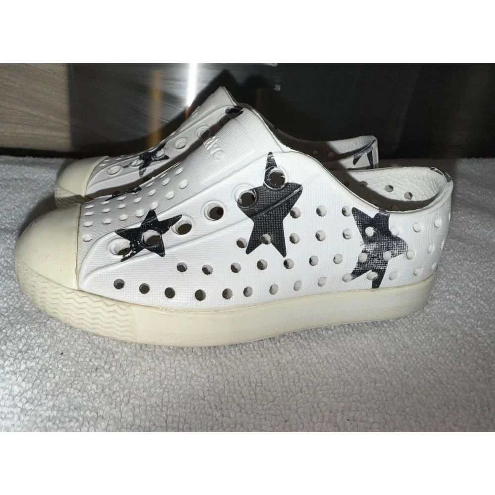 Native Kids Size 5 Slip On Shoes‎ White With Blue Stars